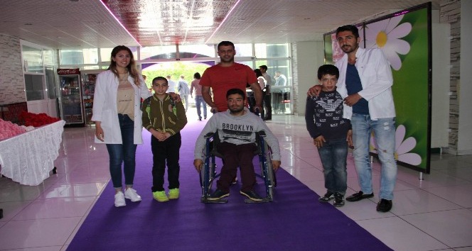 Engelliler şarkılar eşliğinde halay çekti