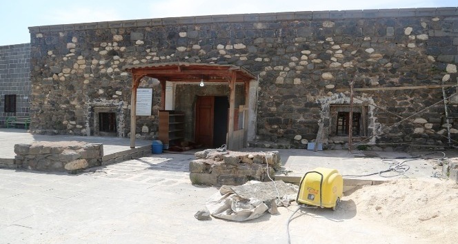 Cizre Belediyesi Mem u Zin Türbesi ve Mir Abdaliye Medresesi’nde restorasyon çalışması başlattı