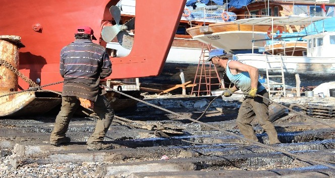 Ahşap tekneyi Fatih Sultan Mehmet’in yöntemiyle denize indirdi