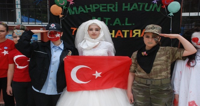 Lise öğrencileri ilginç kostüm ve saç modelleri ile defileye çıktı