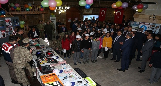 Vali İsmail Ustaoğlu, Karayolu Trafik Haftası dolayısıyla Taşhan’da düzenlenen sergiye katıldı