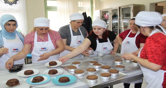 Edirne’de engelli ailelerine pasta dersi