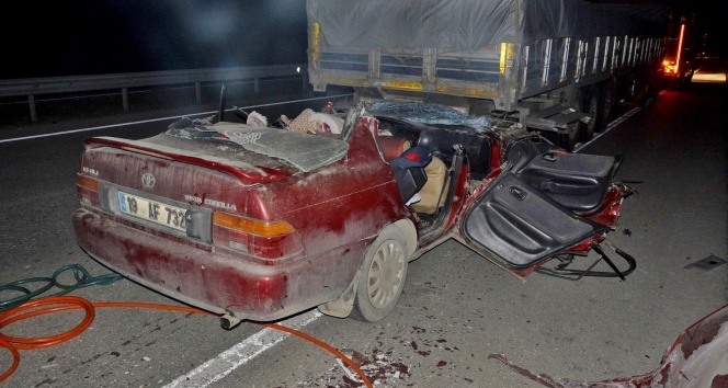 Otomobil tırın altına girdi : 1 ölü, 3 yaralı