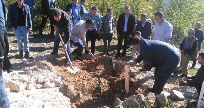 Giresun’da çamaşır makinesinde ölü bulunan minik kız son yolculuğuna uğurlandı