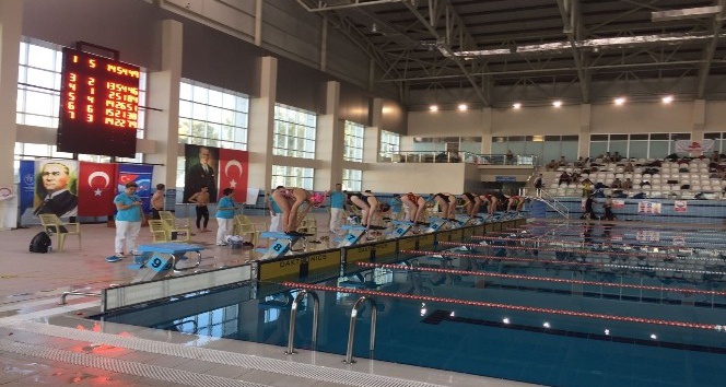 Paletli Yüzme yarışlarında ikinci gün müsabakaları tamamlandı