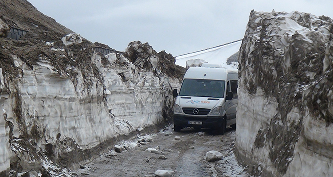 Bitlis&#039;te kar kalınlığı 4 metreyi buluyor