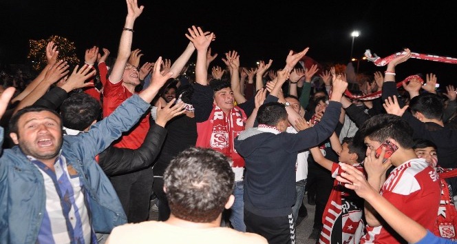 Sivas’ta havai fişekli Süper Lig kutlaması