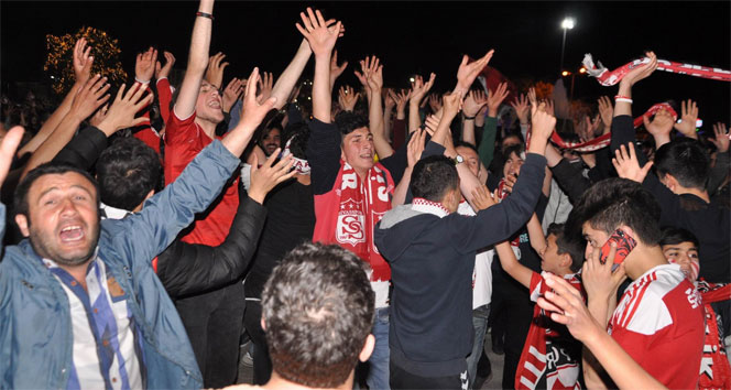 Sivas&#039;ta havai fişekli Süper Lig kutlaması