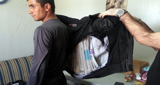 Afgan yolcunun montuna gizlediği uyuşturucu ele geçirildi