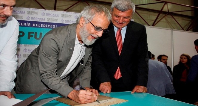 Yusuf İslam, Başkan Karaosmanoğlu'na 45 Yıllık Plağını Yusuf İslam, Başkan Karaosmanoğlu'na 45 Yıllık Plağını