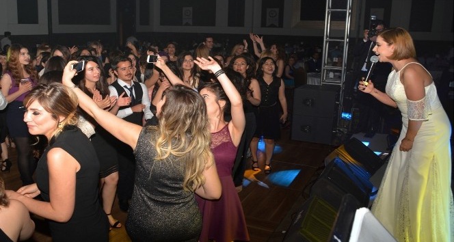 Merve Özbey Adanalı eczacıları eğlendirdi