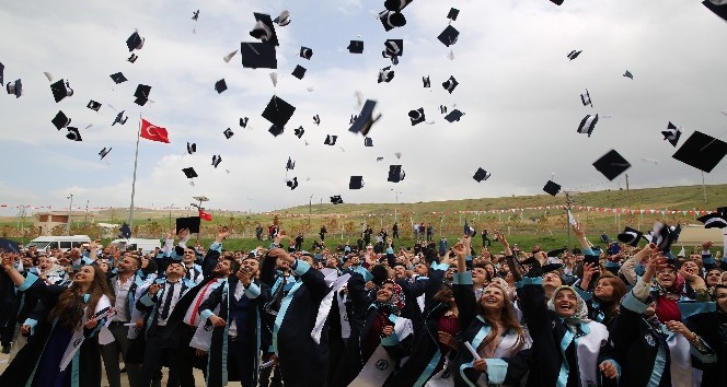 Bayburt Üniversitesi’nde mezuniyet heyecanı başladı