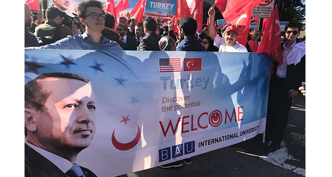 Cumhurbaşkanı Erdoğan&#039;ı, ABD&#039;de BAU International University öğrencileri de karşıladı