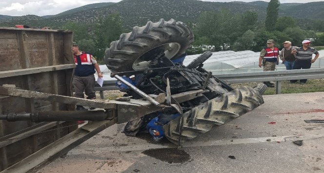 Amasya’da traktör ile minibüs çarpıştı: 1 ölü, 3 yaralı