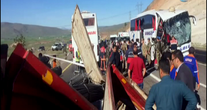 Elazığ&#039;da otobüs kazası: 2 ölü, 30 yaralı