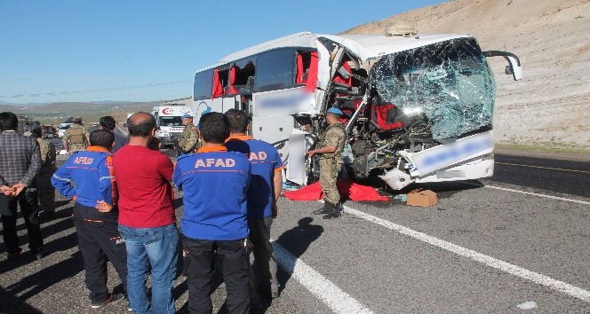 Elazığ’da otobüs tıra çarptı: 2 ölü, 30 yaralı