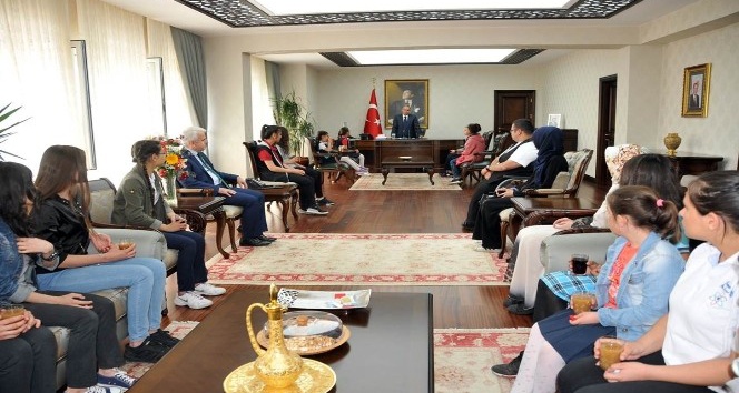Vali Tapsız, başarılı öğrencileri ödüllendirdi