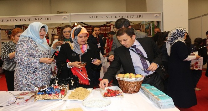 Gençlik merkezi günlerinde Karaman standı yoğun ilgi görüyor