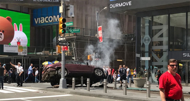 New York’ta araç yayalara çarptı: 1 ölü, 20 yaralı