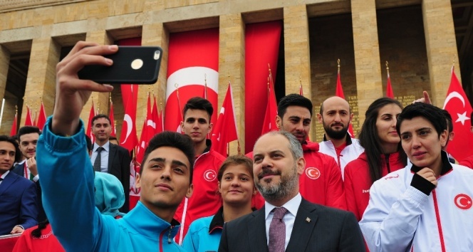 Gençler Ata’nın huzurunda