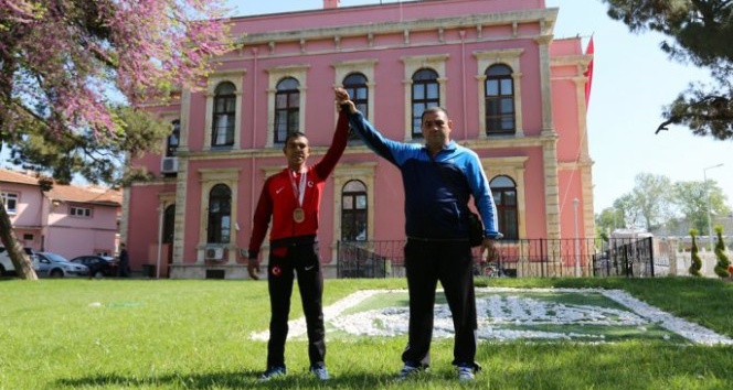 Edirne Belediyesi güreşçileri başarılarını perçinledi