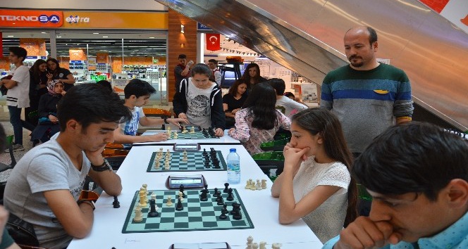 Gençler satrançla buluştu