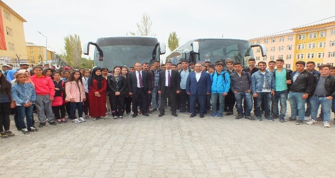 Alparslan’ın diyarında yaşayan 80 öğrenci, Fatih’in diyarını görmek için yola çıktılar