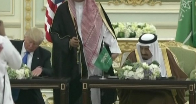 Suudi Kralı Salman ve Trump arasında imzalar atıldı