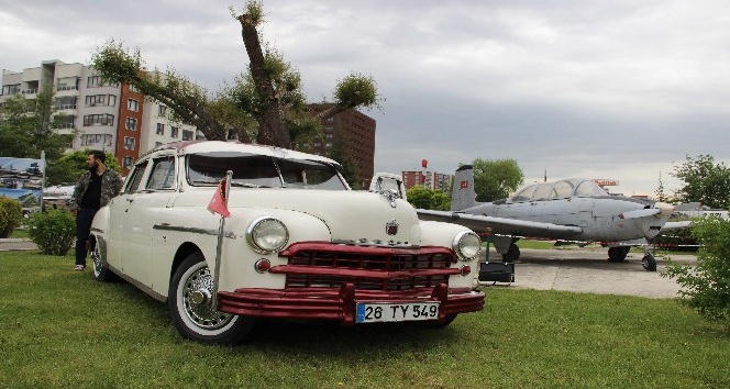 Klasik otomobil ile uçak tutkunları Eskişehir’de buluştu