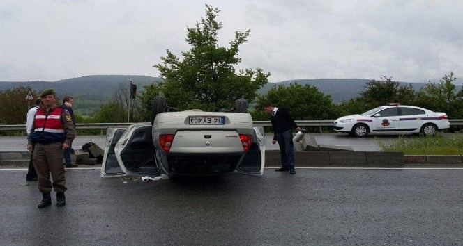 Bolu’da takla atan otomobilde iki kişi yaralandı