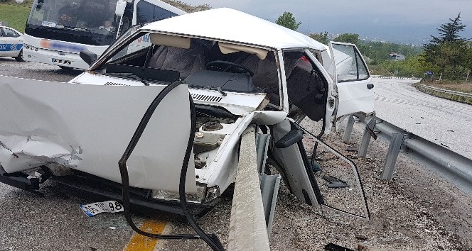 Bariyer otomobile ok gibi saplandı: 2 Yaralı