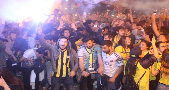 Denizli’de Fenerbahçe’nin şampiyonluğu kutlandı