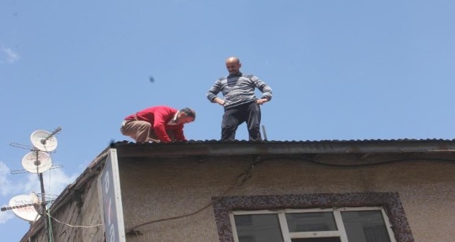 Tehlikeli çatı tamiratı