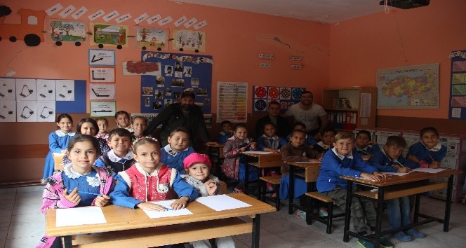 İnternet fenomeninden köy okuluna yardım