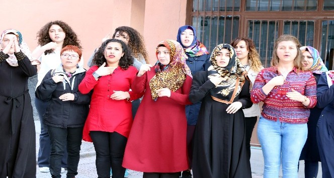 Yozgat’ta açılan kursta vatandaşlar işaret dili öğreniyor