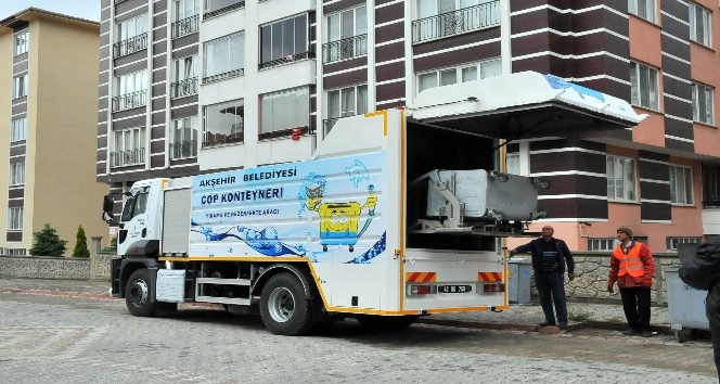Akşehir Belediyesinden çöp konteyneri yıkama ve dezenfekte aracı