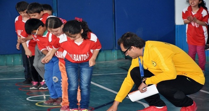 Tosya’da ilkokullar arası fiziksel etkinlik oyunları yarışması yapıldı