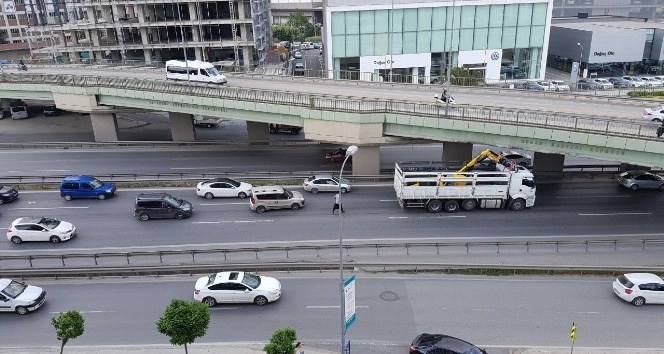 (Özel Haber) İş makinesi taşıyan kamyon köprüye takıldı