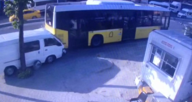 (Özel Haber) Beyoğlu’nda kontrolden çıkan araç İETT otobüsüne böyle çarptı
