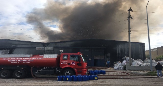 Uşak’taki büyük fabrika yangını devam ediyor