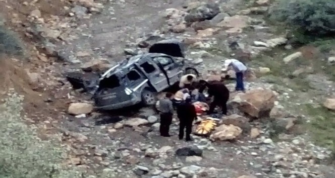 25 metrelik uçuruma yuvarlanan aracın sürücüsü ağır yaralandı