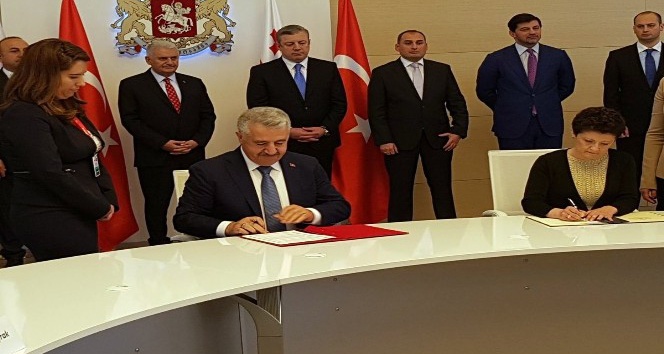 Ulaştırma Bakanı Arslan, Gürcistan Adalet Bakanı ile iş birliği mutabakat zaptını imzaladı