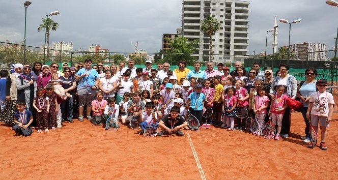 Erdemli Belediyesi’nin düzenlediği tenis turnuvası sona erdi