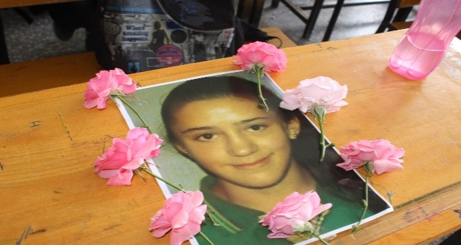 Kalp krizinden ölen kızın arkadaşları masasını çiçeklerle donattı