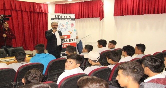‘Üreten Gençlik’ projesinde Gazeteci Erem Şentürk öğrencilerle buluştu