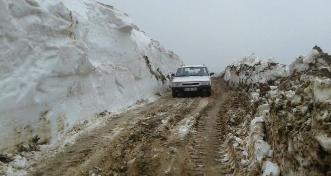 Tokat’ta karla kaplı yayla yolu ulaşıma açıldı
