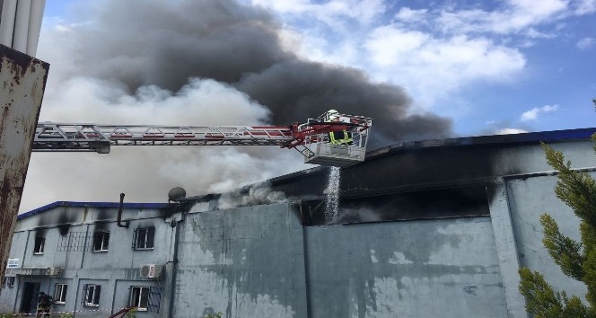 Uşak’taki fabrika yangını söndürüldü