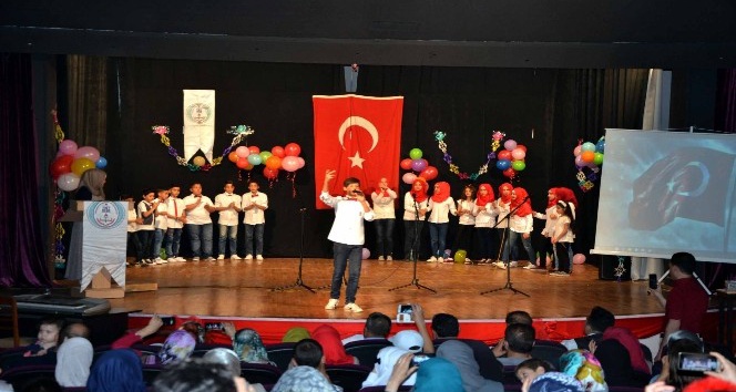 İstiklal Marşını ezbere okuma yarışmasını Suriyeli öğrenci kazandı