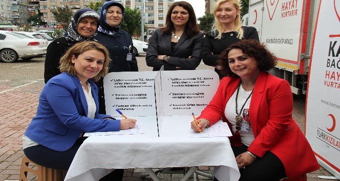 Sağlıkçılardan Türk Kızılayı’nın “Kadın Hayata Kan Verir” projesine destek