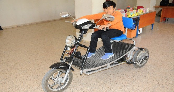 Engelli ve yaşlılar için atık malzemeden elektrikli araç yaptı